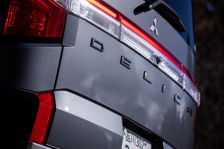 今回試乗した「デリカD：5 P」のボディーカラーはアイガーグレーメタリック×ブラックマイカのツートン仕様で、価格は437万1400円。