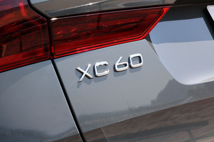 2代目にあたる現行型「ボルボXC60」は、2017年10月に日本でも販売が開始された。XC60は2024年に販売されたボルボ車のなかで、最も販売台数が多かったグローバルモデルと紹介されている。