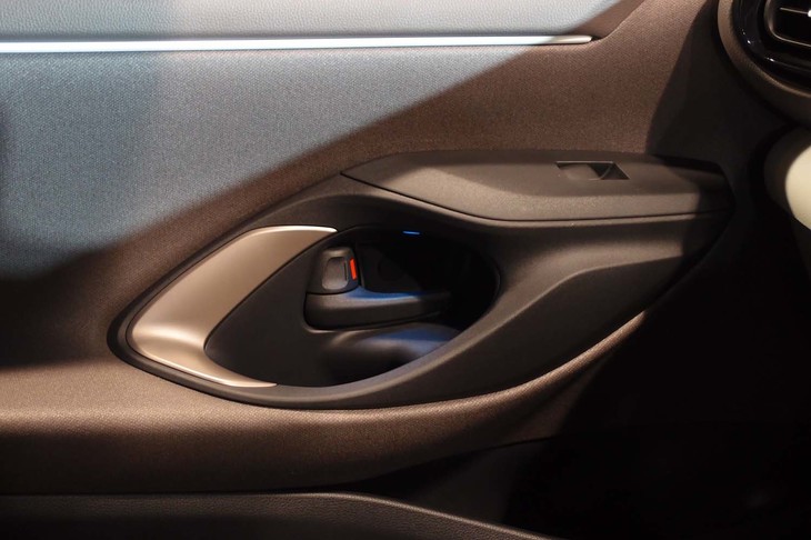 トヨタ・ヤリス（助手席ドアのインナーハンドル部）