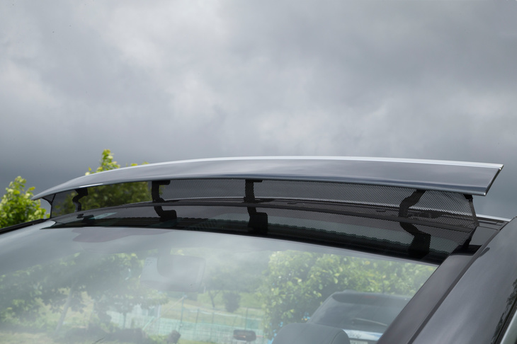 「E400 4MATICカブリオレ スポーツ」には、オープン走行時にキャビンへの風の侵入を抑える「エアキャップ」が標準装備される。フロントガラスの上部に備わるウインドディフレクターは、走行風を高く跳ね上げる効果がある。