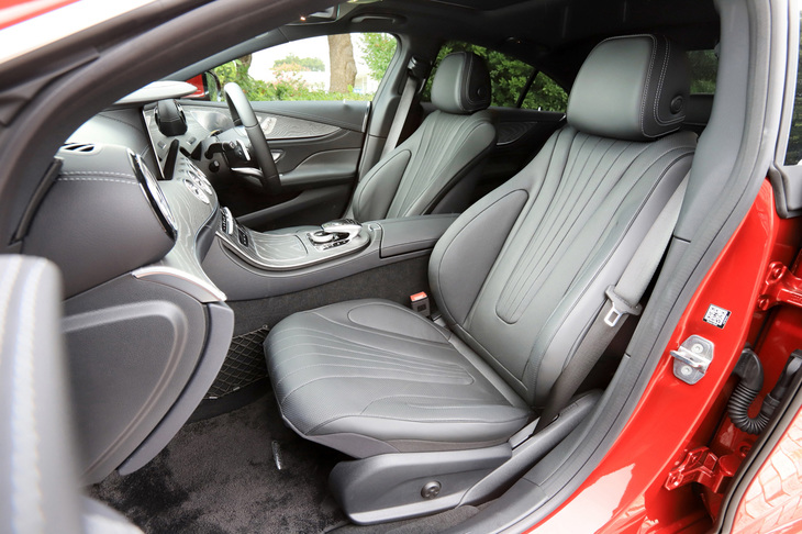 「エクスクルーシブパッケージ」に含まれるナッパレザーシート。同パッケージには、写真のブラックを含め、全5種類の内装色が用意されている。