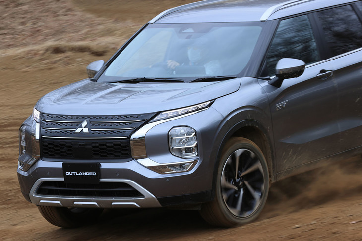 ラフロードで見事な走りを見せた新型アウトランダー。驚くべきはそのタイヤで、公道試乗車と同じく純正装着のSUV用エコタイヤを装着していた。