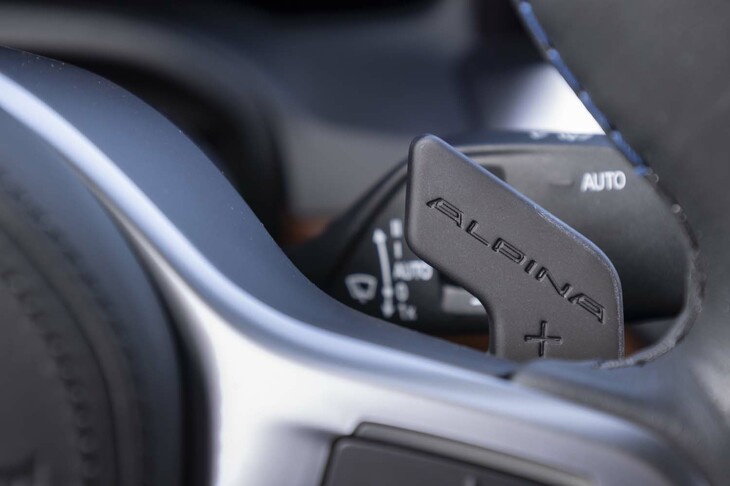 最新のアルピナではスポーク裏の押しボタンによる「スイッチトロニック」だけでなくシフトパドル（オプション）も選べる。左右とも「ALPINA」ロゴ入り。