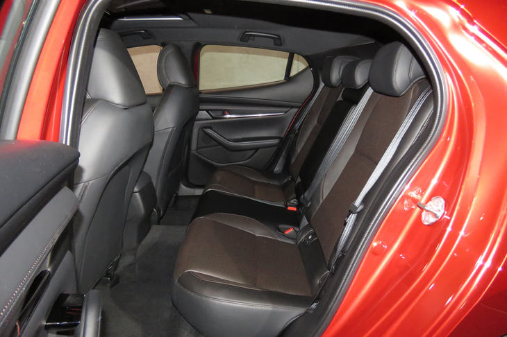 マツダ3ハッチバック（リアシート）