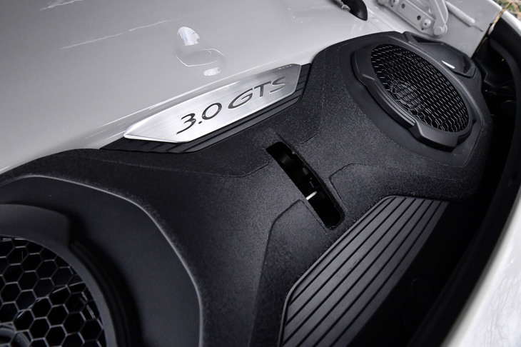 【ポルシェ911カレラ4 GTS】
	ボディーサイズ：全長×全幅×全高＝4520×1850×1300mm／ホイールベース：2450mm／車重：1500kg（DIN）／駆動方式：4WD／エンジン：3リッター水平対向6 DOHC 24バルブ ツインターボ／トランスミッション：8段AT／最高出力：480PS（353kW）/6500rpm／最大トルク：570N・m（58.1kgf・m）/2300-5000rpm／タイヤ：（前）245/35ZR20 91Y／（後）305/30ZR21 100Y（ピレリPゼロ）／燃費：10.3リッター/100km（約9.7km/リッター、欧州複合モード）／価格：1974万円
	
	【取材時の燃費データ】
	テスト距離：297.7km（市街地2：高速道路6：山岳路2）／使用燃料：47.2リッター（ハイオクガソリン）／参考燃費：6.3km/リッター（満タン法）／6.4km/リッター（車載燃費計計測値）