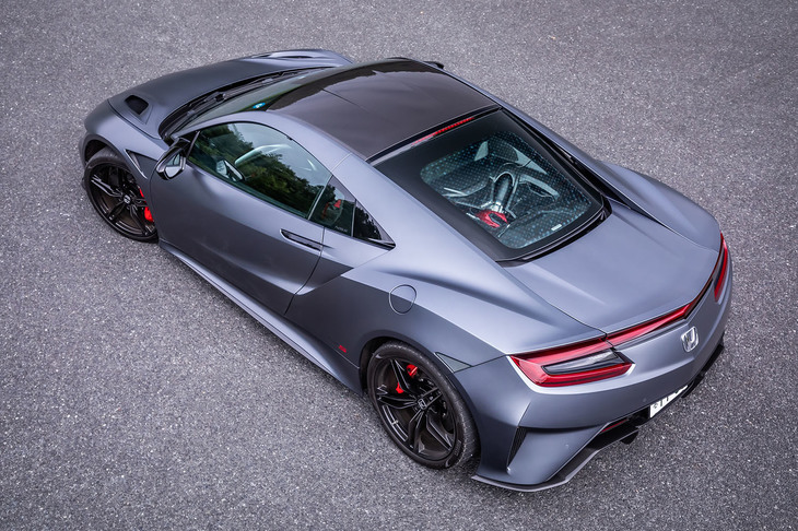 今回の試乗車両は、「NSXタイプS」専用として日本に10台限定で導入される新色の「カーボンマットグレー・メタリック」（オプション価格69万3000円）をまとっていた。