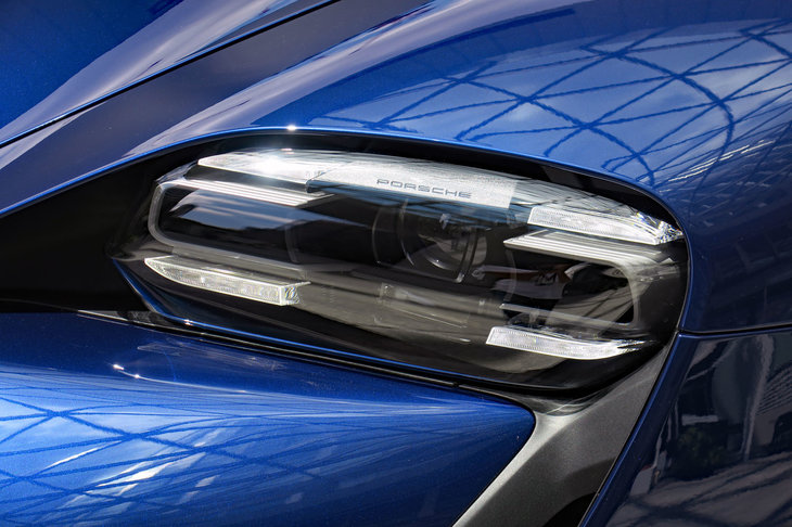 ポルシェ・タイカン4クロスツーリスモ（ヘッドランプ）