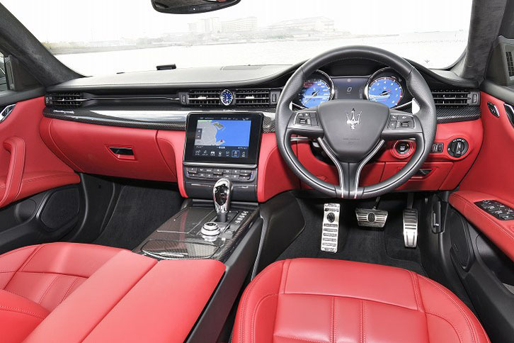 スポーティーに演出された「グランスポーツ」の室内。アルミ製シフトパドルを備えたスポーツステアリングホイールや、ステンレスのペダルが装着される。試乗車には、さらにオプションの「カーボン・トリム」が選択されていた。