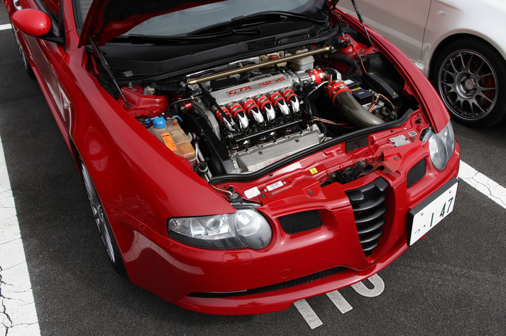 「147GTA」は「145／146」の後継となる147に、先の「156GTA」と同じ3.2リッターV6 DOHCエンジンを積んだホットハッチ。GTAはみなボンネットを開けていた。