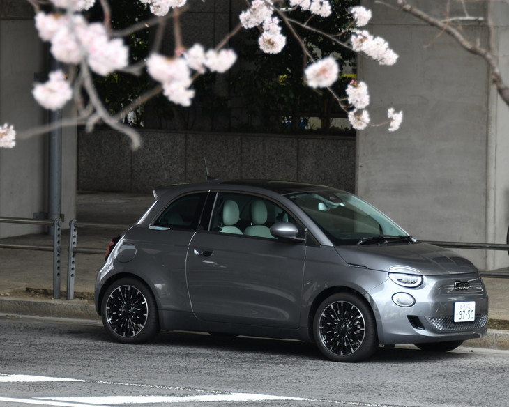 上質な外装の仕立ても「アイコン」と「オープン」の特徴。クローム仕上げのサイドウィンドウモールディングや、ダイヤモンドカット加工の17インチアルミホイールなどが採用される。