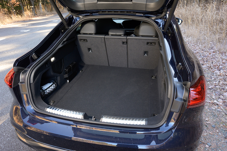 荷室の容量は417リッター。こうして広い開口部を見るとやはりセダンよりも使いやすい。容量は「アバント」と変わらない。