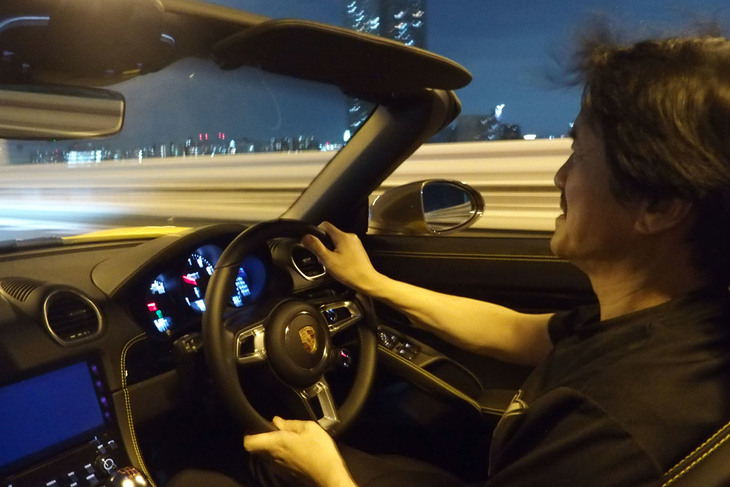 「ボクスター」に乗るのは実に6年ぶり。T＝ツーリングを名乗るだけに最新の「718ボクスターT」は乗り心地もカイテキで、おっさんの腰にも優しい。ただし極低速トルクがヤケに細いので、運転には少々コツがいる。