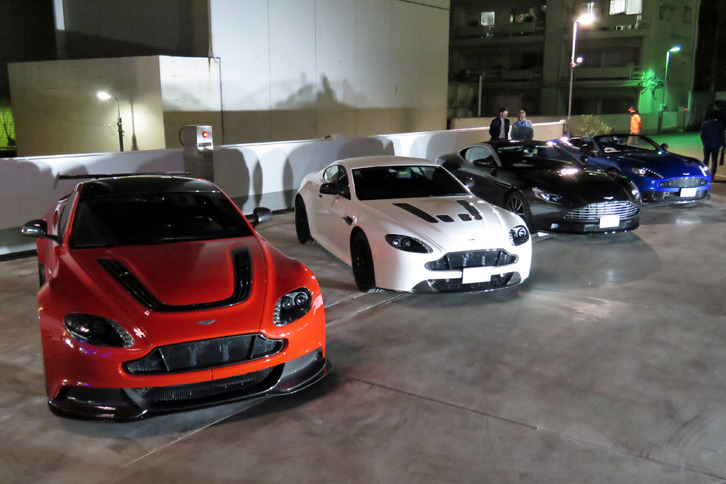 屋外には、「ヴァンテージ」の「AMR」や「GT12」といった特殊なモデルを含む、アストンマーティンの現行ラインナップが展示されていた。