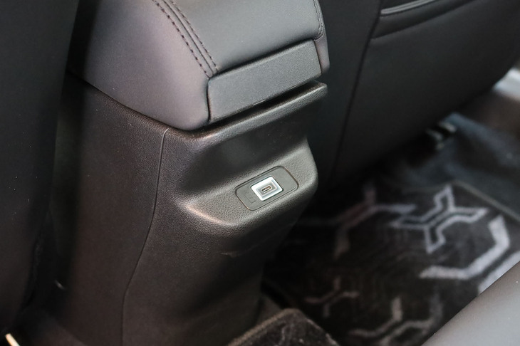 ジープ・アベンジャー4xeハイブリッド（リアシート用のUSBソケット）