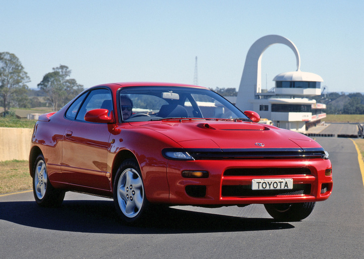 「トヨタ・セリカGT-FOURカルロス・サインツリミテッドエディション」。ブリスターフェンダーや専用ボンネットなどを備えたボディーに、シャシー、パワートレインともに強化したホモロゲーションモデル。