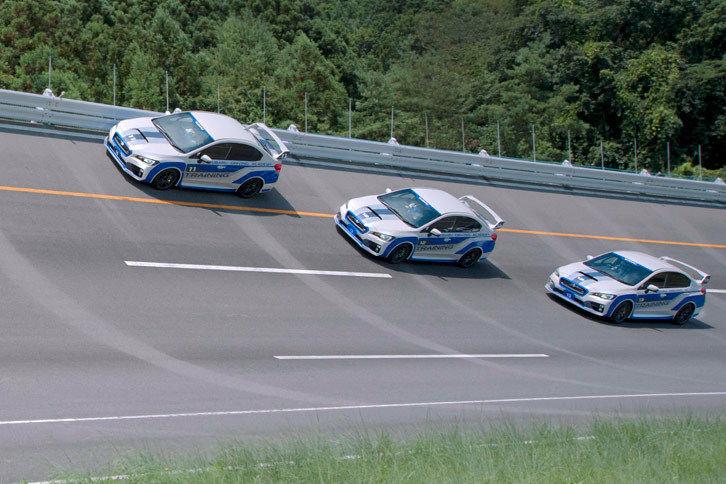 高速走行のプログラムでは、まずはインストラクターが華麗なデモランを披露。