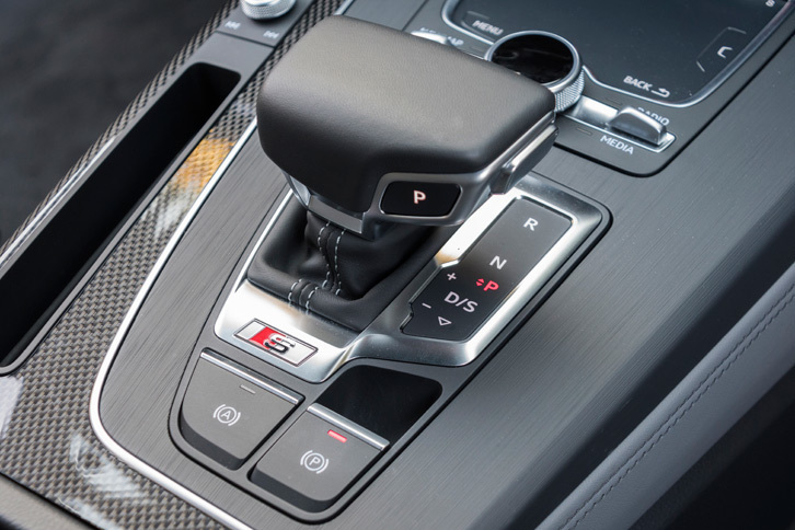 トランスミッションは8段ティプトロニック。