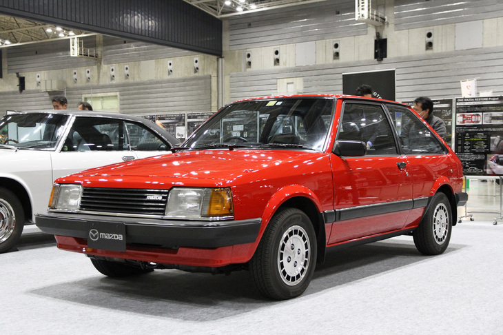 マツダのブースに展示された1980年「マツダ・ファミリア1500XG」。今年創立100周年を迎えたマツダの、記念事業のひとつとして2015年から5カ年計画で実施されている「ONE MAZDA RESTORE」という社内プロジェクトでレストアされた個体。マツダ最大のヒット作となった、いわゆる“赤いファミリア”である。