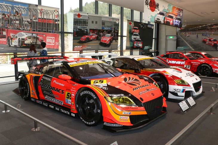 3階のフロア中央には、「レクサスZENT CERUMO SC430」（2008年・手前側）と「ホンダRAYBRIG HSV-010」（2013年・中央側）が展示されていた。