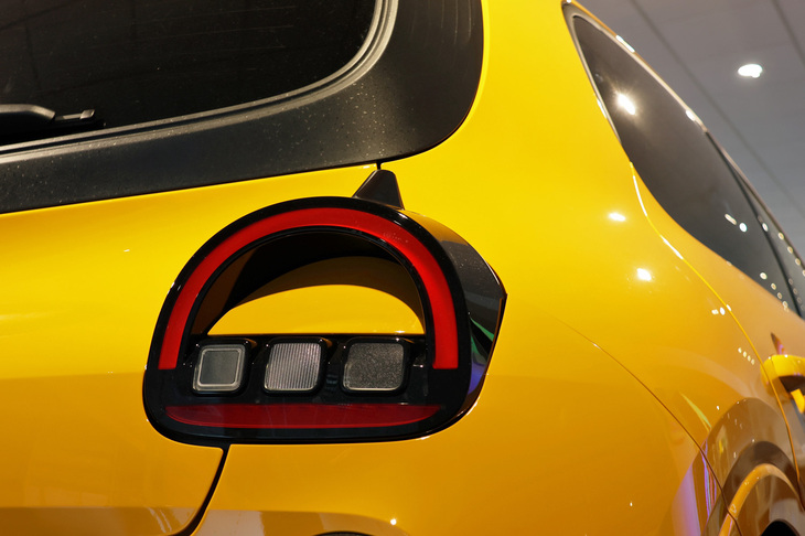 テールランプ上部には、車体表面を流れる空気を整流する小さなスポイラーが付加されている。