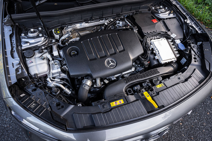 「GLB200d 4MATICアーバンスターズ」に搭載される2リッター直4ディーゼルターボエンジンは、最高出力150PS/3400-4400rpm、最大トルク320N・m/1400-3200rpmを発生。トランスミッションは8段DCTが組み合わされる。