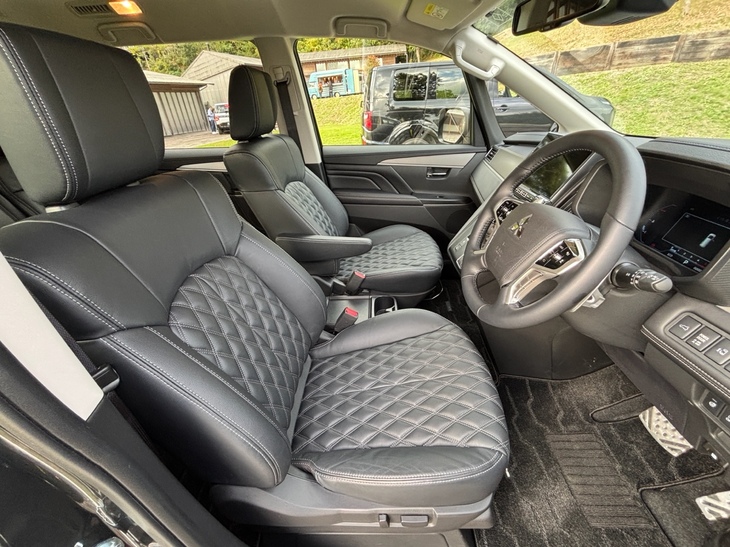 人気を集めた特別仕様車「CHAMONIX（シャモニー）」と同じスエード調素材（はっ水機能付き）と合皮を組み合わせたシート表皮を採用している。