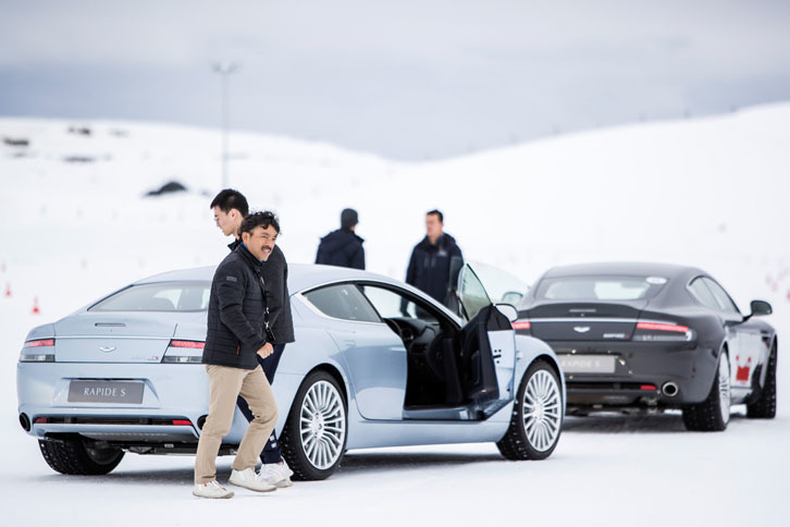 「ヴァンキッシュS」から次の試乗車へと向かう筆者。寒さゆえどうしても小走りになってしまう。