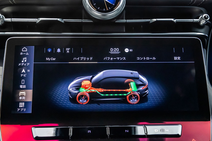 エンジンとベルト駆動式スタータージェネレーター、48Vバッテリーが組み合わされたマイルドハイブリッドシステムの作動状況をディスプレイ上に表示できる。