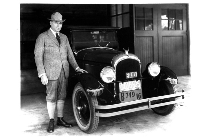 ウォルター・パーシー・クライスラーと、彼が開発した1924年型「クライスラー・シックス」。クライスラーは同車を量産・販売するため、翌1925年にクライスラー社を立ち上げた。