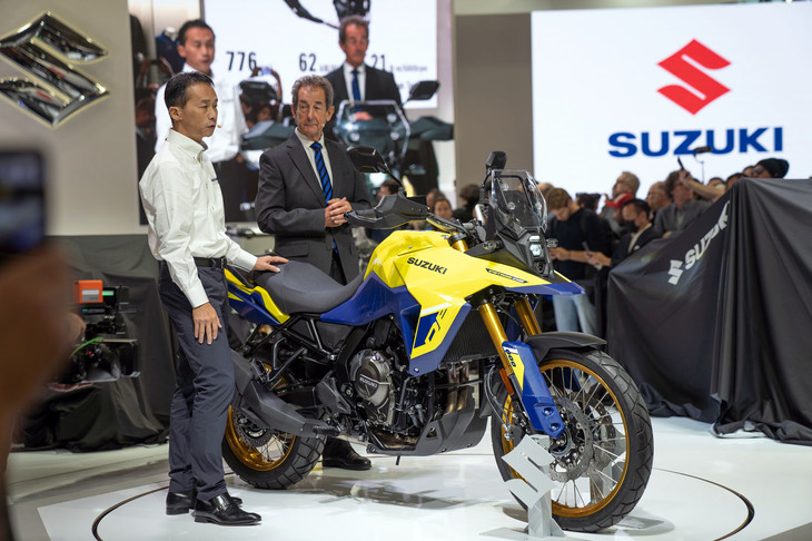 スズキは、アドベンチャーモデルファミリーの「Vストローム」に、新設計の排気量776cc並列2気筒エンジンと、同じく新設計フレームを採用した新型車「Vストローム800DE」を加えた。これでVストロームファミリーは、複数の排気量バリエーションとともに、単気筒、V型2気筒、並列2気筒と異なるエンジン形式を持つビッグファミリーへと成長したこととなる。欧州のアドベンチャーモデル人気は相変わらずで、特にアンダー1000ccクラスの人気は絶大だ。そこに欧州ブランド、日本ブランド、中国ブランドが加わり、し烈なシェア争いを繰り広げている。そのなかでスズキは「Vストローム650」を有していたが、ここにきて新エンジン、新プラットフォームのマシンでライバルたちに立ち向かい、シェア拡大を目指すというわけだ。新型エンジンは、270°クランクを持ち、またクランクを挟むように2軸バランサーを採用。2気筒らしい鼓動感と路面としっかりとつかむトラクション感を実現しながら、振動の少ないスムーズな加速も意図したもののようだ。フロントに21インチホイールを装着していることからも、オフロード走行を想定したパフォーマンスが与えられているのだろう。