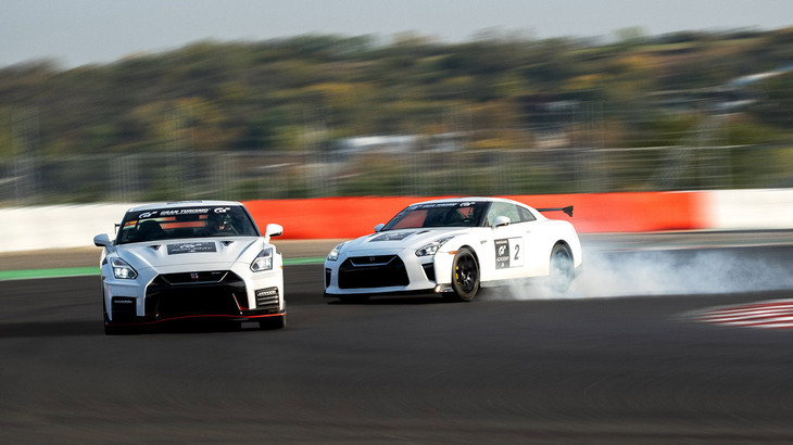 「日産GT-R」
	「スカイラインGT-R」の後継車として2007年にデビュー。ハイパワーなV6ターボエンジンを搭載し、最先端の電子制御技術を用いた高い操縦性を誇る。フルモデルチェンジは行われていないが、イヤーモデル制によって改良を重ねている。