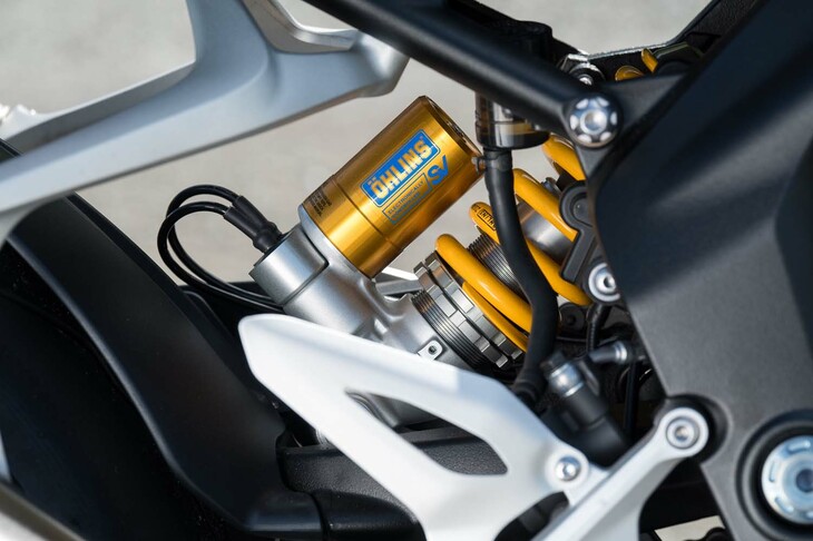 足まわりには、オーリンズの「Smart EC3セミアクティブサスペンション」を新採用。ライダーの設定に合わせ、バイクが継続的にダンピングを調整し、正確かつダイナミックなハンドリングを実現する。