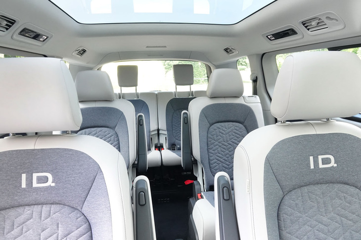 「ID. Buzz」のロングホイールベース車は、標準ホイールベース車が2列シートだったの対して、3列シートレイアウトとなる。シート配置は、前から2・2・2の乗車定員6人の仕様と、2・3・2の7人仕様が用意される。