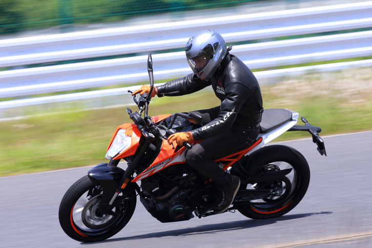 モデルチェンジに伴い、フューエルタンクの容量も11リッターから13.4リッターへと拡大された。