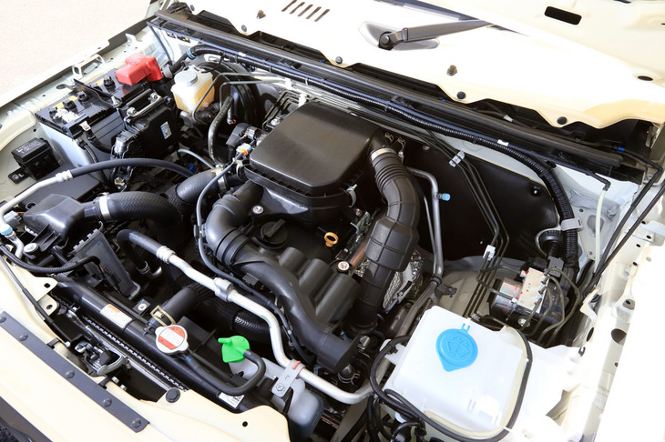縦置きで搭載される0.66リッター直3ターボエンジン。吸気口を高い位置に設けたり、ベルト類をカバーで保護したりと、オフロード走行を考慮した構造となっている。