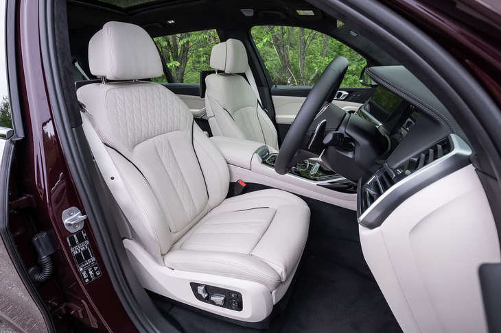 「BMWインディビジュアルエクステンドメリノレザー」と呼ばれるアイボリーホワイトのシート。前席にはヒーターやベンチレーションに加えて、マッサージ機能も備わる。
