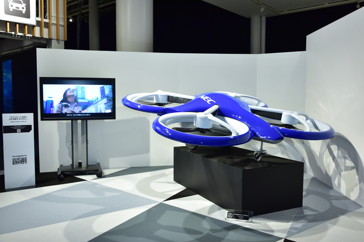 ここでようやく“展示らしい展示”が登場し、思わず安堵。こちらはNECが開発している巨大ドローン。NECは“空飛ぶクルマ”も試作しているが、こちらは人が乗れないタイプ。NECなどの企業は、“飛行機”と“ドローン”の線引きについて国土交通省などと協議しつつ、開発を進めているという。