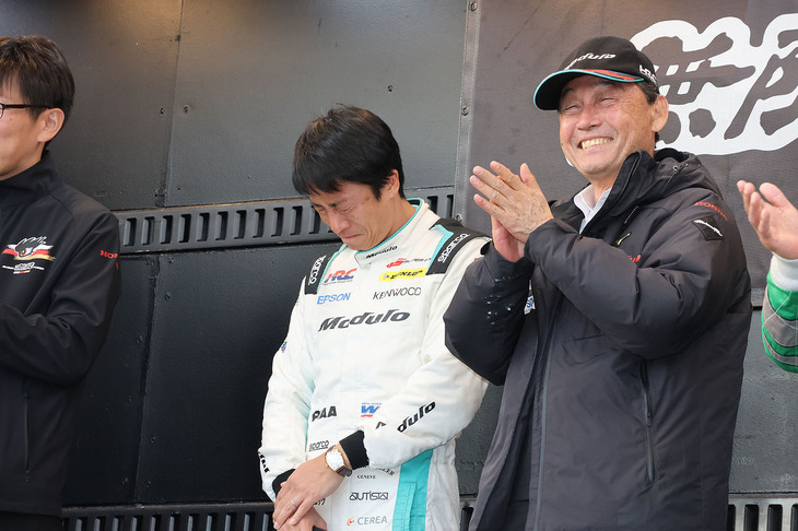 閉会式でのサプライズとして、今シーズンを最後にSUPER GTを引退するレーシングドライバー伊沢拓也選手に、家族からの手紙が代読された。本人も予想していなかった妻や子供からのメッセージに、歴戦の猛者も思わず涙をこぼしていた。