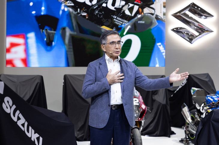 「EICMA 2024」でのスズキのプレスカンファレンスに登壇する鈴木俊宏社長。