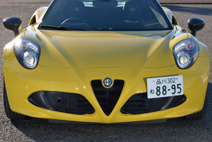 「4Cスパイダー」のフロントまわり。複数のLEDからなる特徴的なヘッドランプを持つ「4C」に対して、「4Cスパイダー」には、よりオーソドックスな形状のバイキセノンヘッドランプが与えられる。