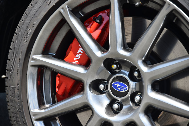 「BRZ GT」にはザックスのダンパーやブレンボ製のブレーキシステム、専用デザインの17インチアルミホイールが装備される。