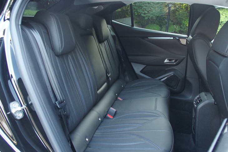 DS 4リヴォリE-TENSE（リアシート）