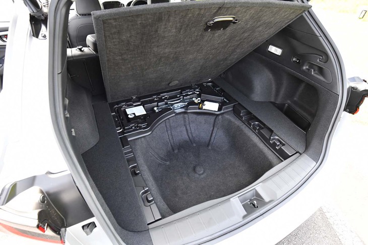 荷室にはフル乗車時でもゴルフバッグを4つ収納可能。床下には、広めの予備収納スペース（容量69リッター）も確保されている。