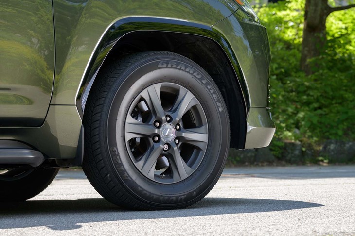 マットグレー仕上げの18インチホイールは“オフロード”専用装備だ。