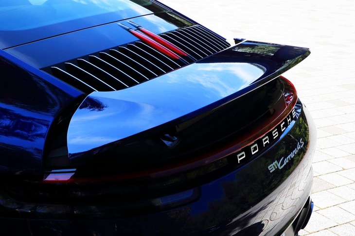 可動式のリアスポイラーは一定条件で走行中に自動でせり上がるほか、インフォテインメントシステムのタッチ式スイッチによって手動で立ち上げることも可能。