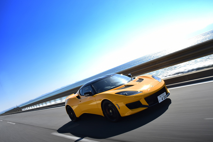 エクステリアデザインの変更は空力性能の改善を考慮したもので、車速が242km/hの状態で発生するダウンフォースは、従来モデルのおよそ2倍に相当するという。