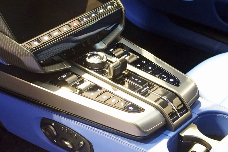 アストンマーティン・ヴァンキッシュ（センターコンソールパネル）