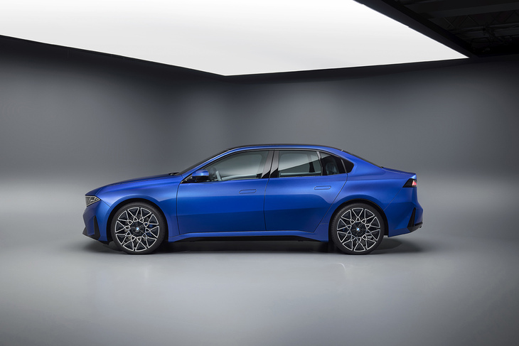 ボンネットとウインドシールドの間の段差が小さく、いかにも空力に配慮したスタイルだ。極端に短いオーバーハングも目を引く。