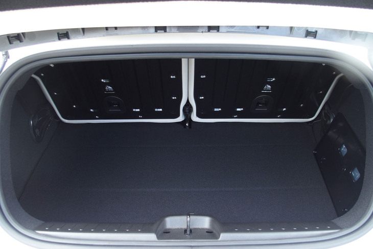 フィアット500eオープン（荷室）