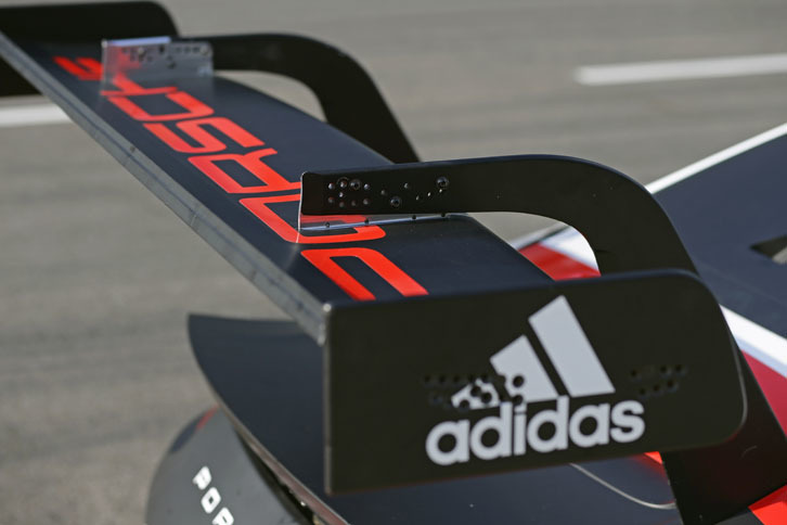 リアウイングはポルシェのLMP1マシン「919ハイブリッド」譲りの“スワンネック”タイプとなる。